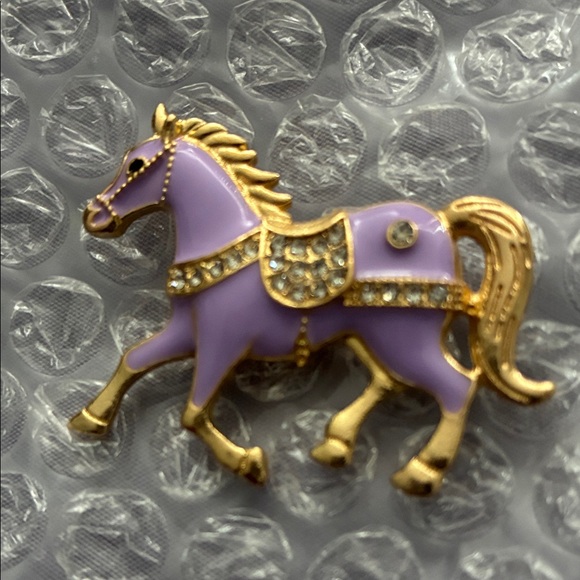 Year of the horses 🐎 Pink and purple Gold Horse Brooch pick one 1️⃣ - Picture 2 of 3